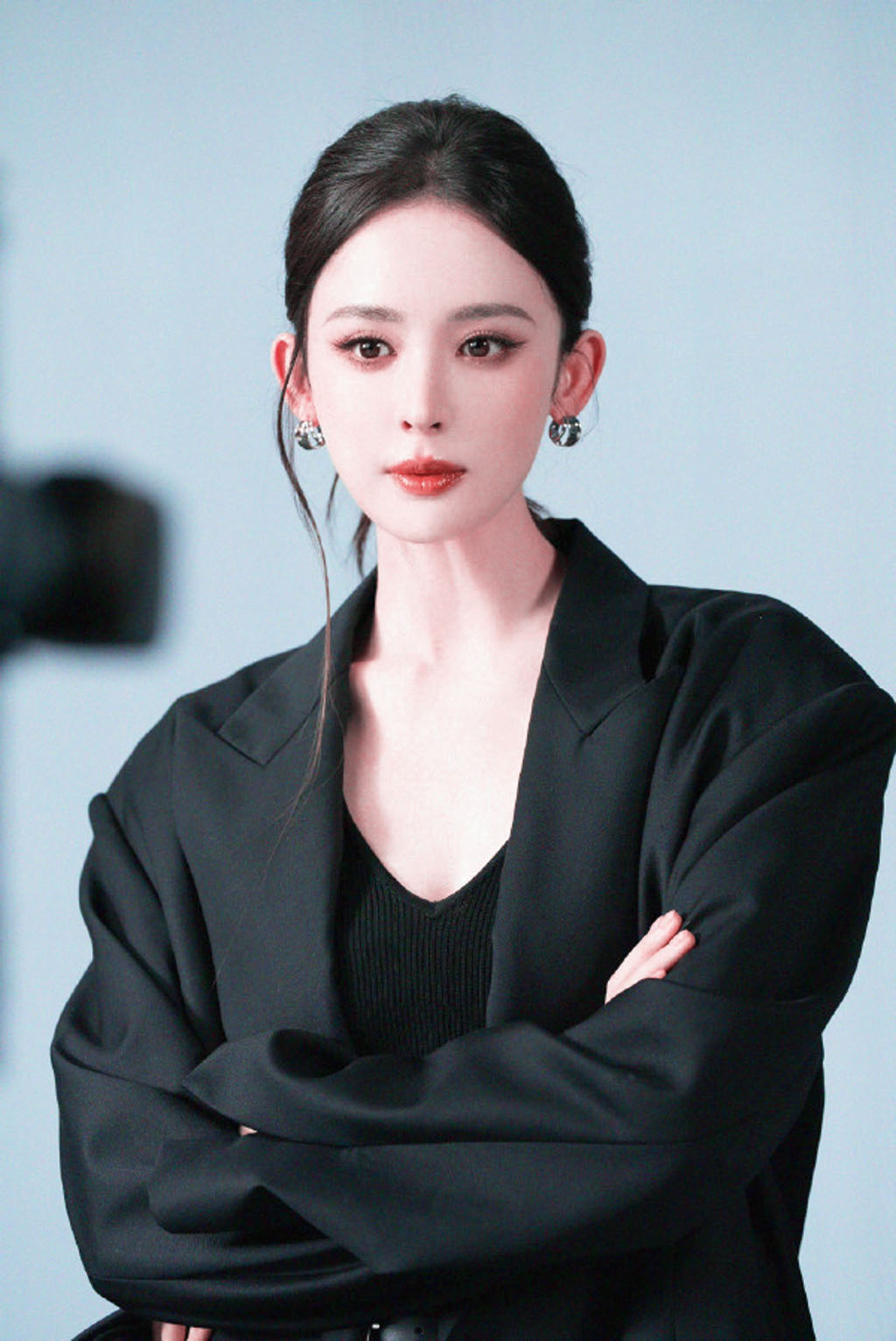 娜扎坦言長年受眼疾困擾 。 網上圖片