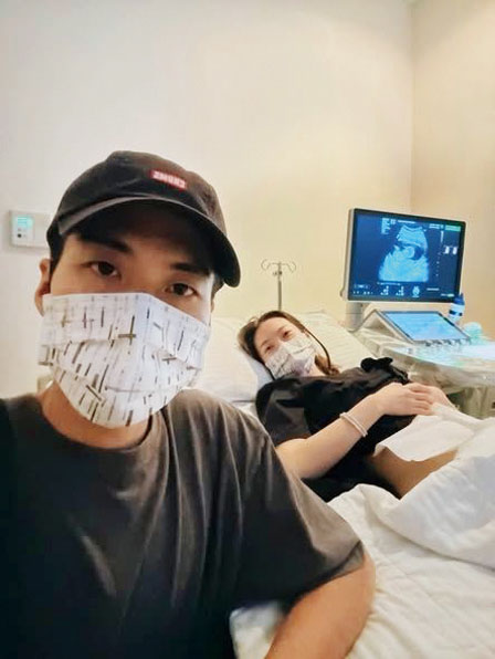 李亦捷曬出與老公在診間的合照。網上圖片