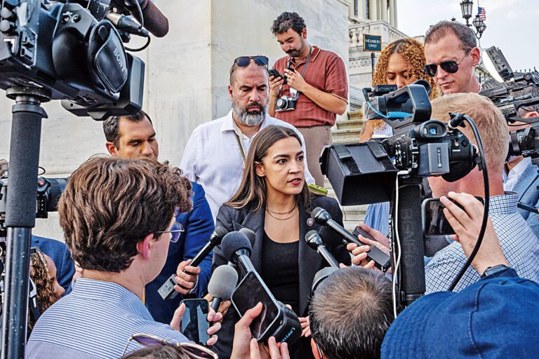 奧卡西奧哥德斯（Alexandria Ocasio-Cortez，外界簡稱AOC） 強調當前責任是專注於中期選舉，但稱「任何事情都有可能」。Alex Kent/紐約時報