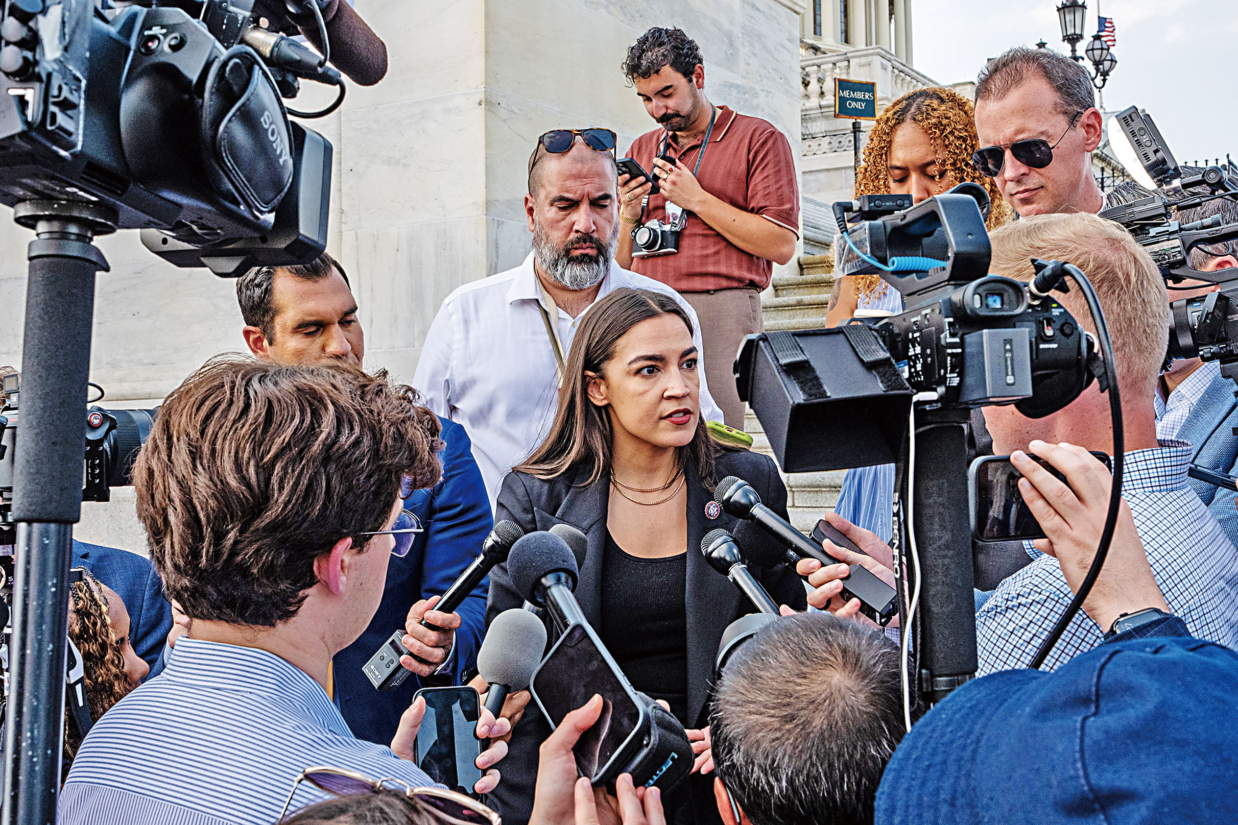 奧卡西奧哥德斯(Alexandria Ocasio-Cortez,外界簡稱AOC) 強調當前責任是專注於中期選舉,但稱「任何事情都有可能」。Alex Kent/紐約時報