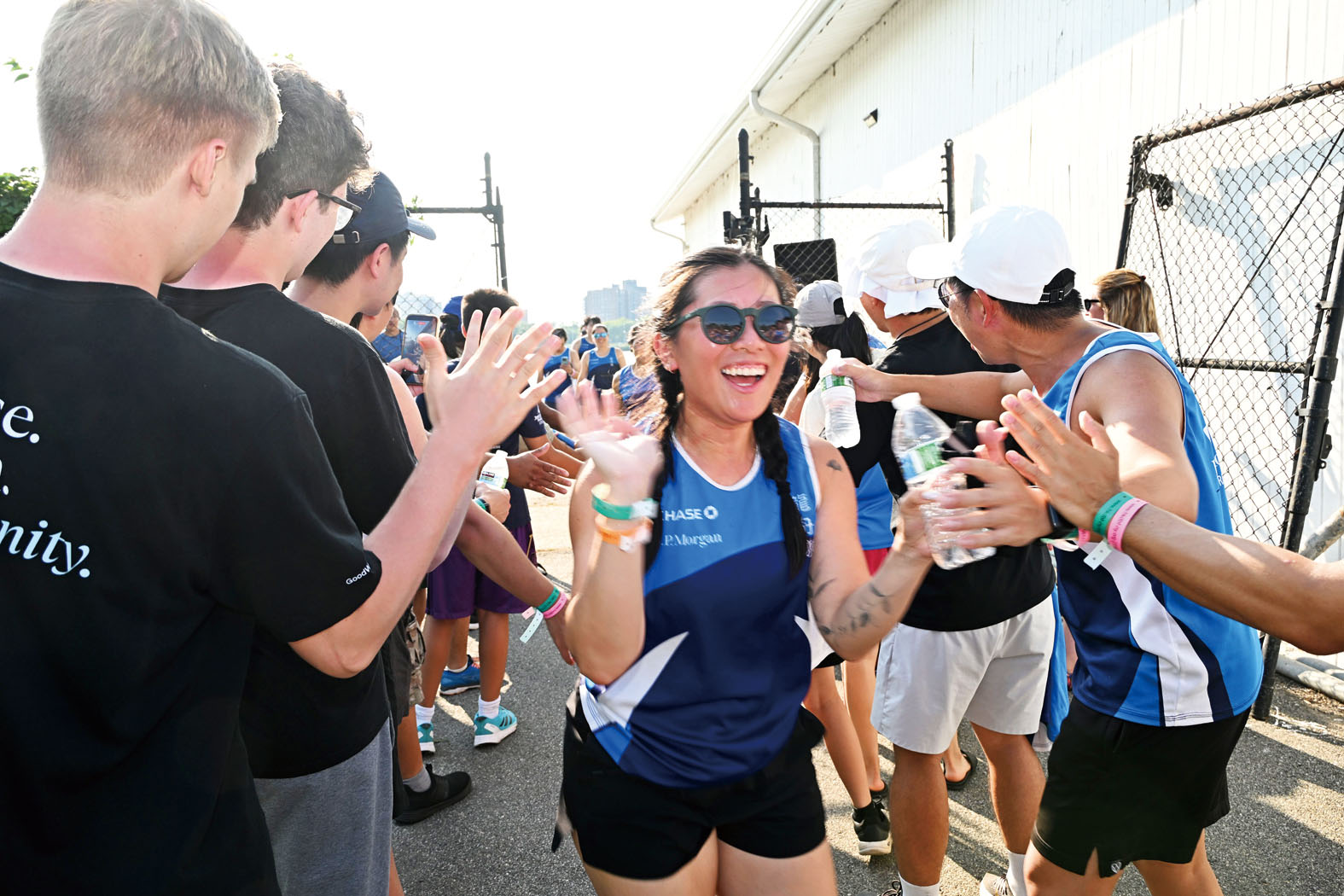 擊掌慶祝。