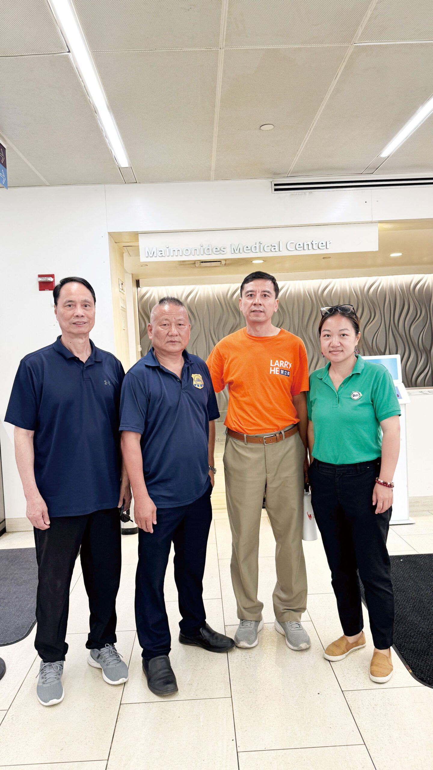 （右起）謝曉瓊、賀立寧以及黃啟旺7日在瑪摩利醫療中心協助處理潘老過世後的後續事宜。謝曉瓊提供
