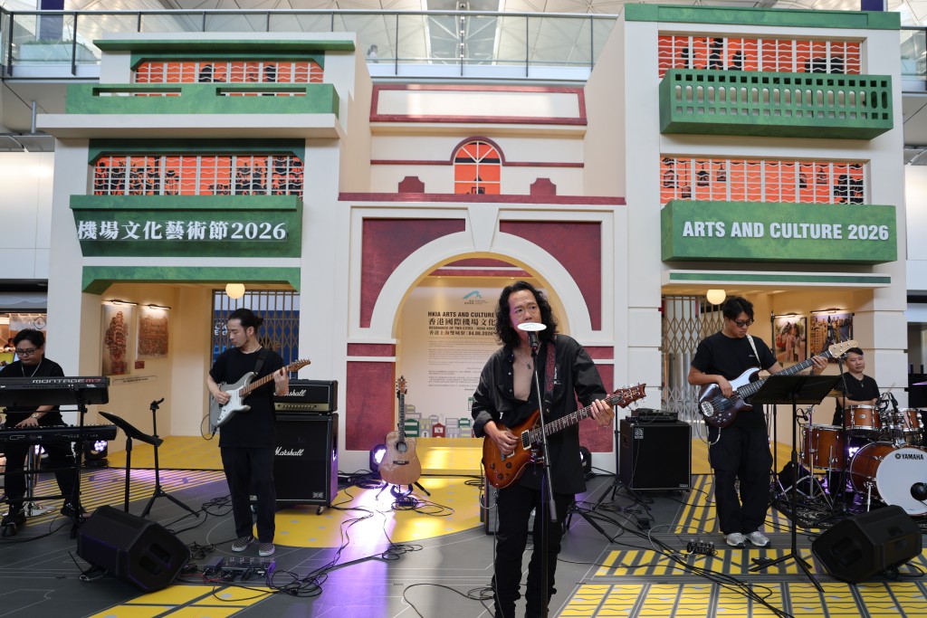 鄧建明在現場為旅客獻唱多首經典歌曲。
