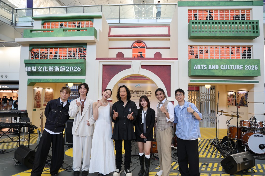 鄧建明與港、滬兩地年輕歌手在演出後的大合照。