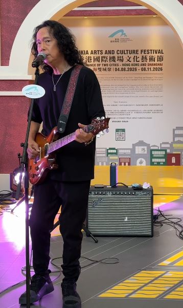 鄧建明與側田即興合唱歌曲《一生不再說別離》。