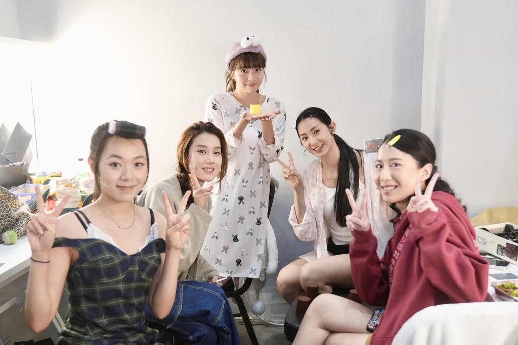 《大龍鳳》劇中的姊妹團陣容,左起為許月湘、李玗蓁、吳冰、趙君瑜及黃詩詠。