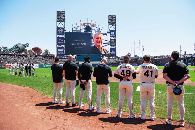 MLB常規賽巨人VS老虎賽前前為籃壇傳奇教練尼爾森舉行默哀儀式。美聯社