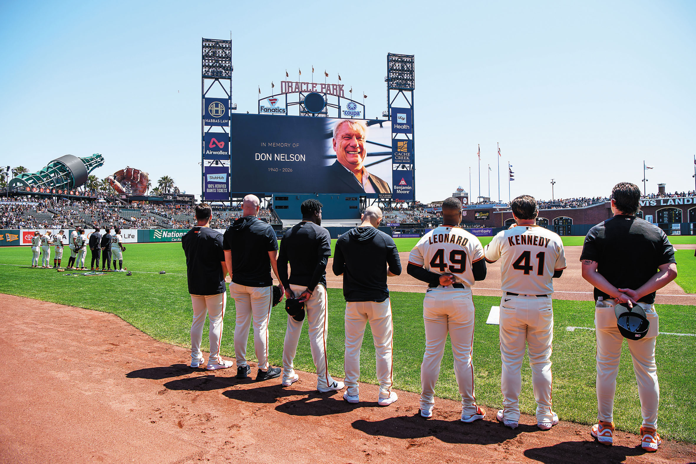 MLB常規賽巨人VS老虎賽前前為籃壇傳奇教練尼爾森舉行默哀儀式。美聯社