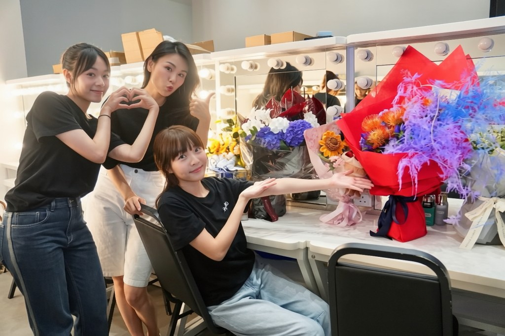 許月湘、何嘉莉與吳冰在演出後收到觀眾送上的鮮花。