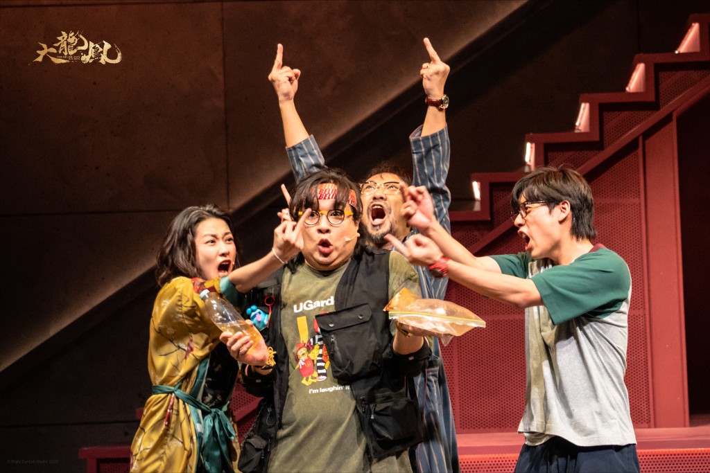 由古天樂旗下「天下一幕」製作的首部舞台劇《大龍鳳》,21場演出已進行至第三週。