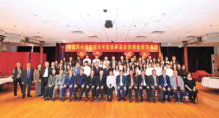 中領館官員、中華總會館總董暨主席團、通事；岡州總會館首長與及獲獎學生合影。馬紅兵攝