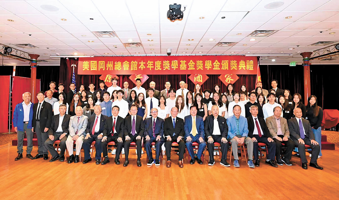 主席陳社烈、副主席劉志良;顧問劉志明暨理事;獎學金委員會組長薛曹績、副組長鐘斌等與獲獎學生合影。馬紅兵攝