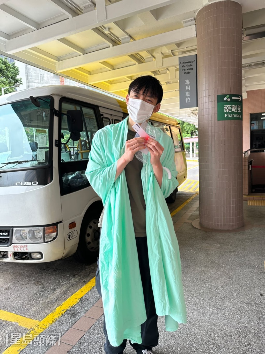 導演見他整個鼻子腫起,立即安排他入院照X光檢查。