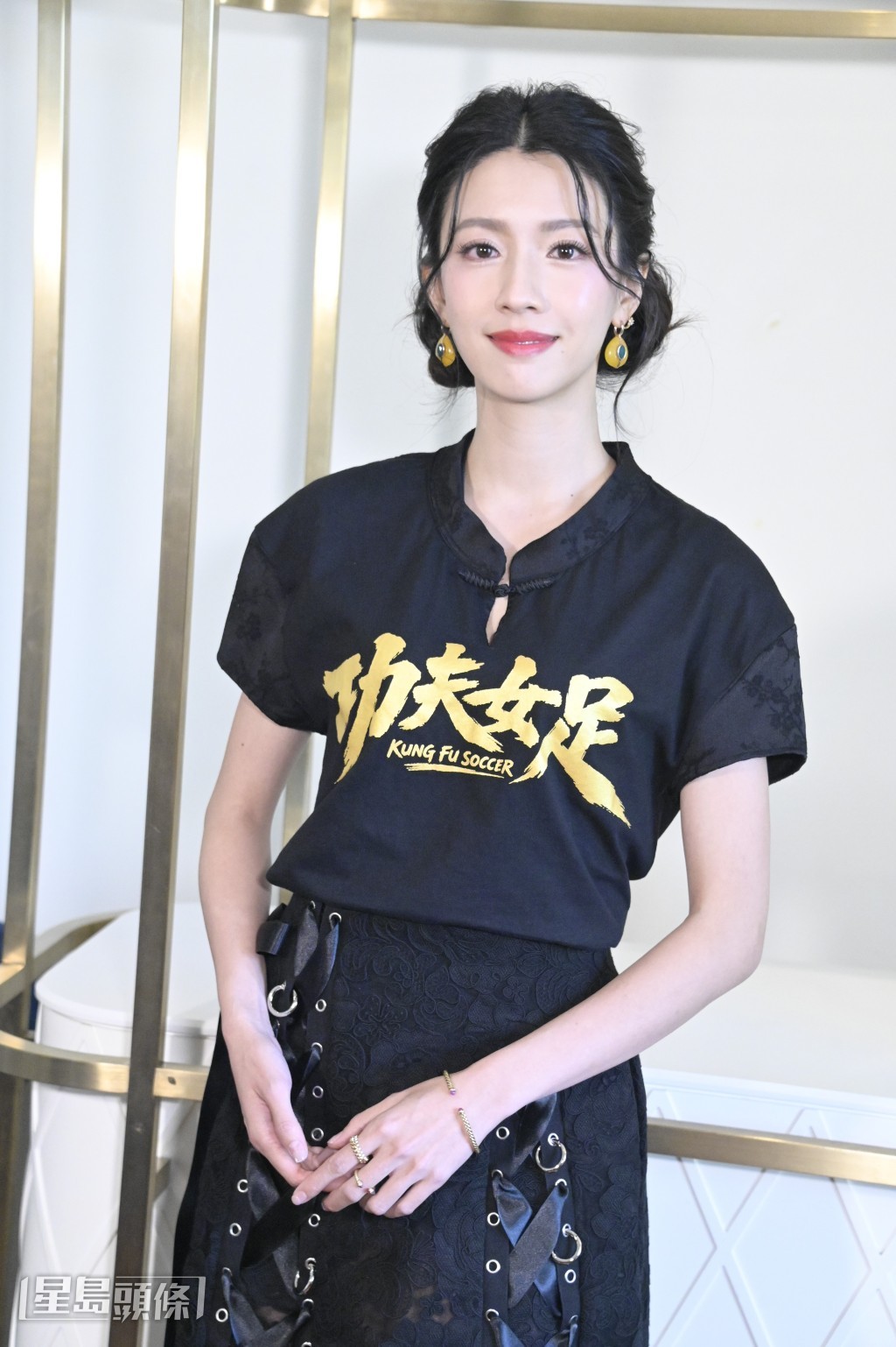 蔡思貝拍攝時需吊威也，期間意外受傷。