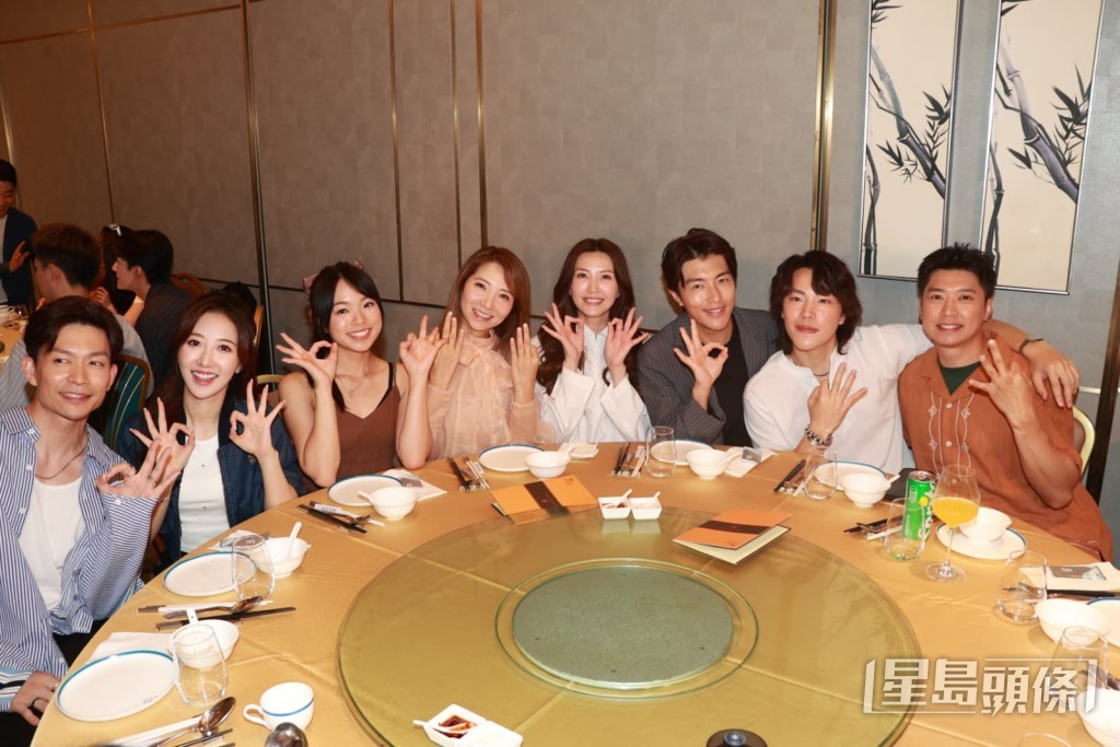 何依婷與劇組同事相處融洽。