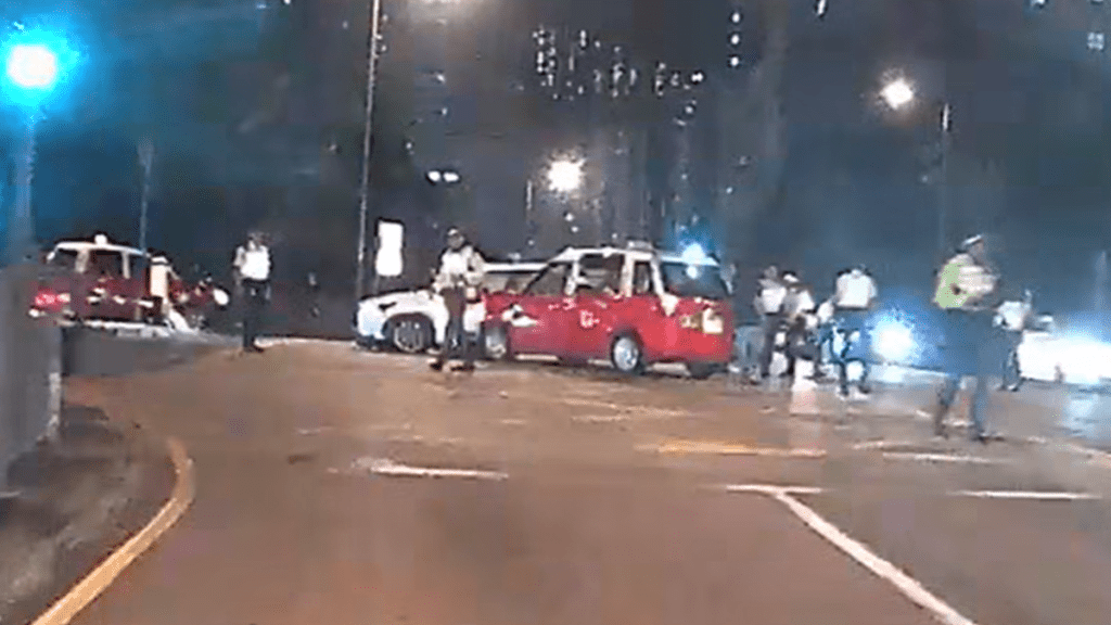 葵涌的士攔腰撞向警車 事故致三人受傷送院