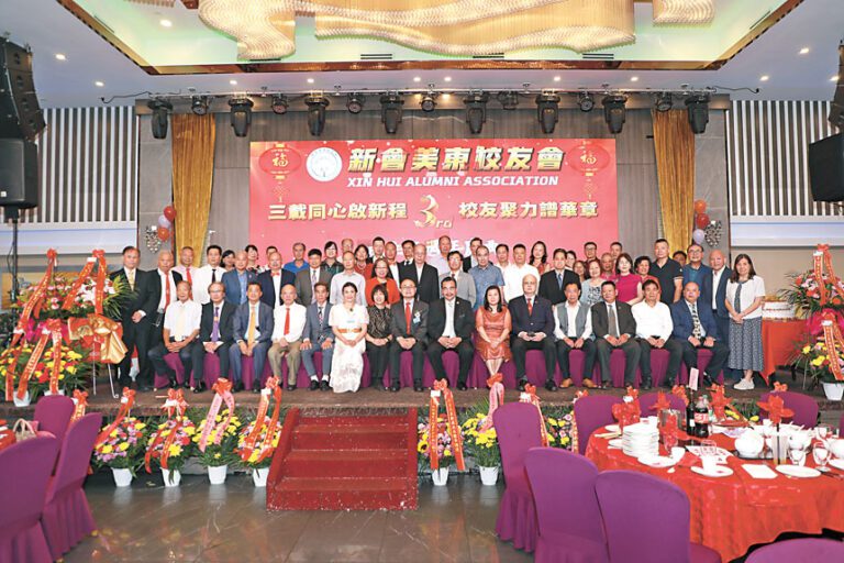 梁華釗（前排左八）等部分出席9日活動嘉賓合影。 新會美東校友會提供