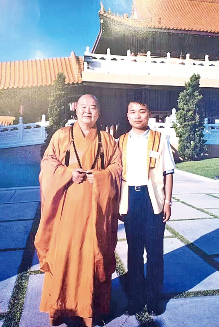 早年劉龍珠律師（右）與星雲大師合影。受訪人提供