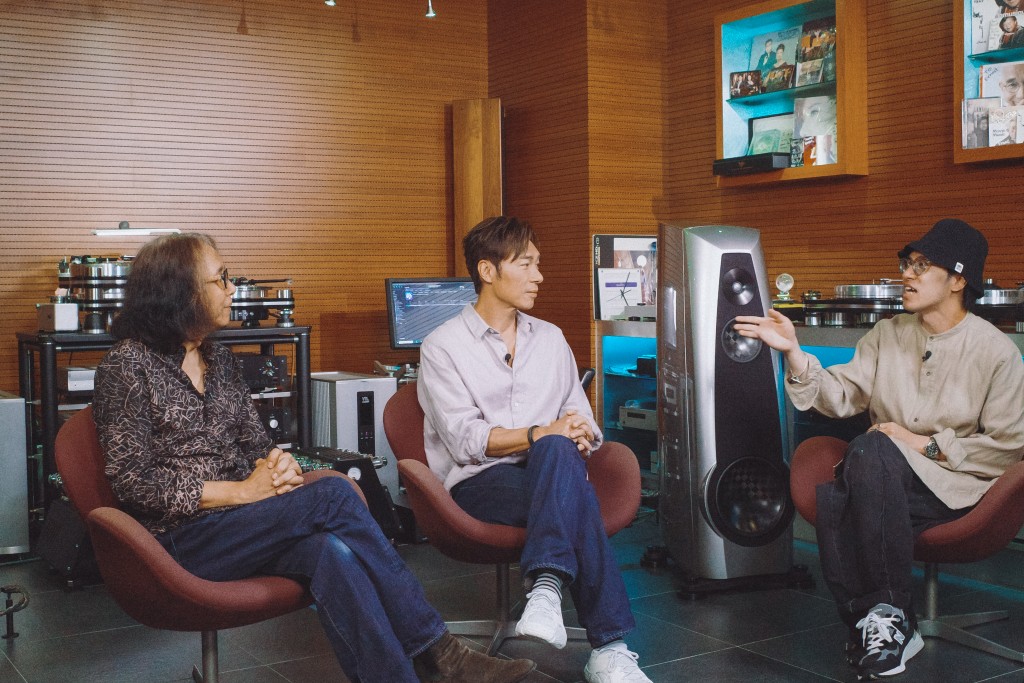 太極樂隊結他手劉賢德（HiFi德）與許志安搶先試聽《男人最痛》重製版。