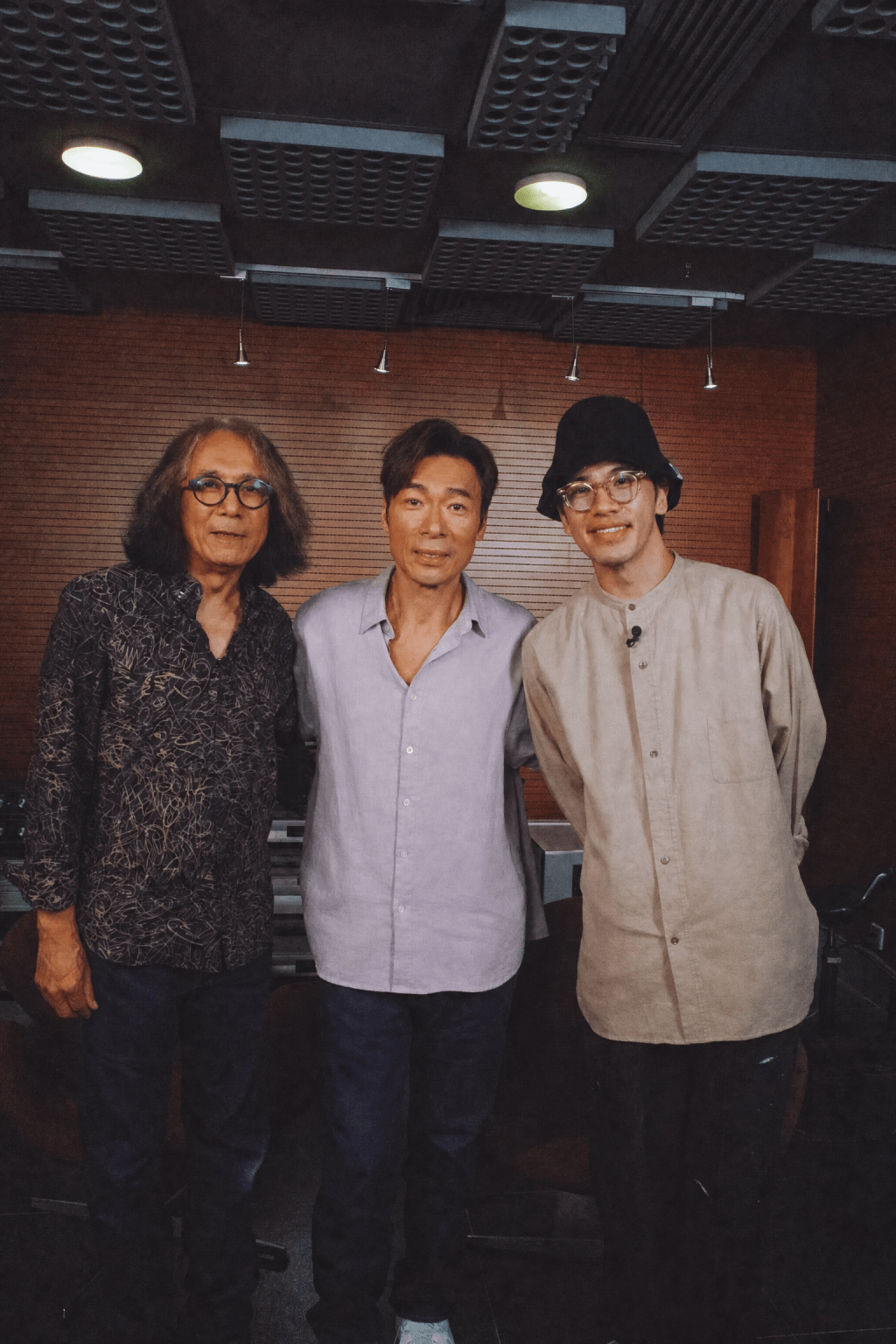 許志安與主持人Colin及HiFi德（左）合照。