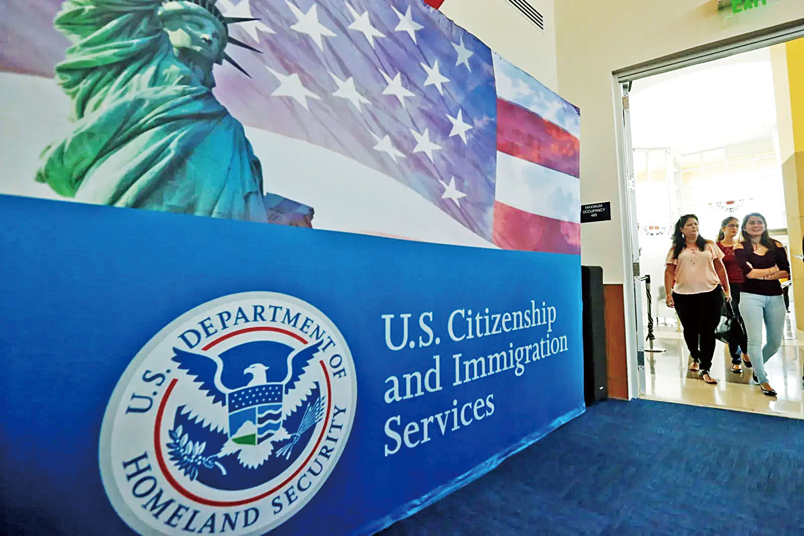 美國公民及移民服務局（USCIS）將逐步強制要求部分移民表格採用電子申報（e-filing）。美聯社