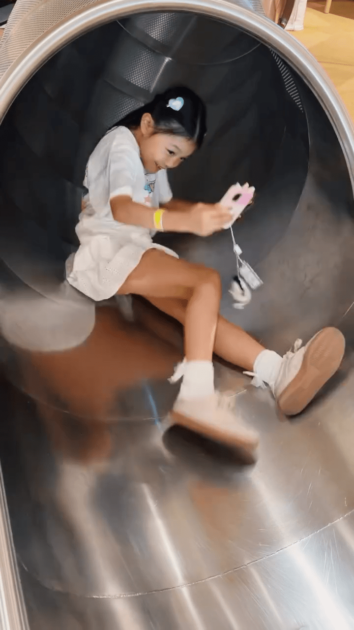 影片中可見女兒「小豬比」玩得非常愉快。