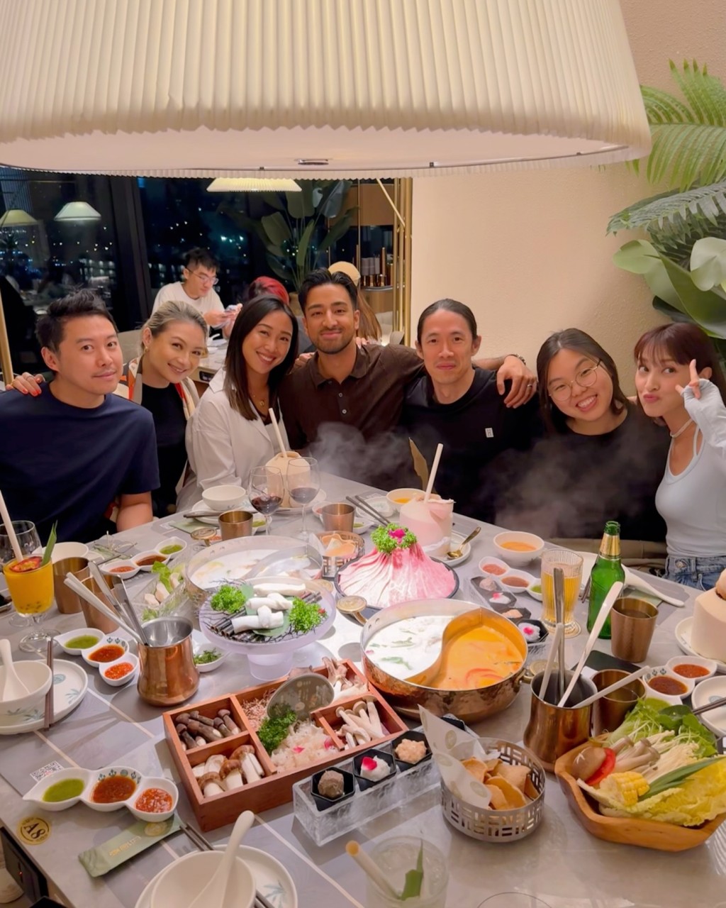 陳凱琳與家人及親友一同打邊爐的合照。
