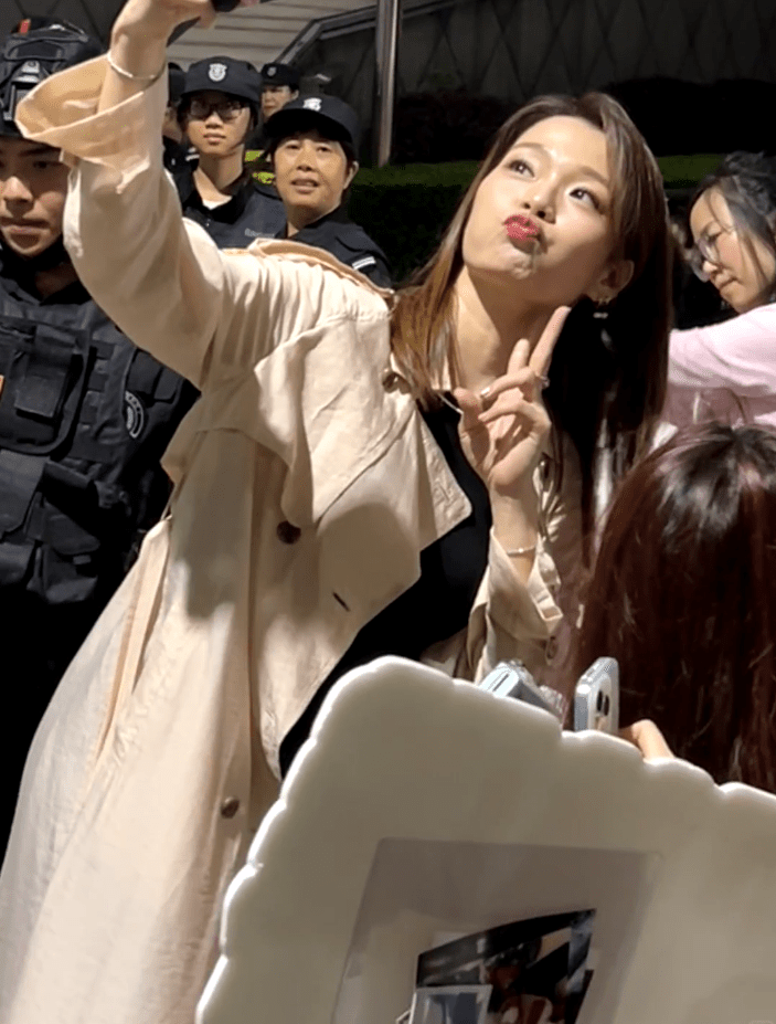 呂慧儀在中山被大批粉絲包圍要求合照,她更拿起手機與粉絲自拍。