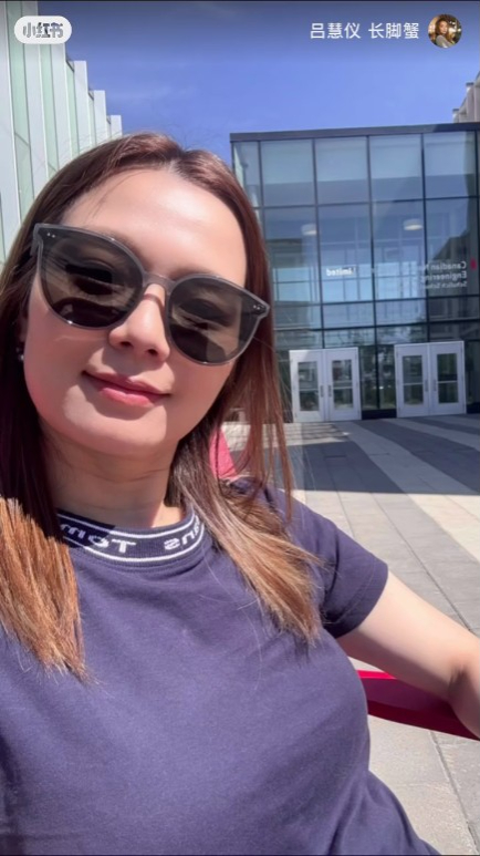 呂慧儀在校園內休息時自拍,享受和煦陽光。