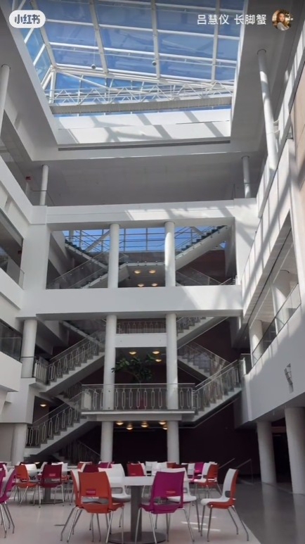 卡加里大學建築內部設計現代,空間感開闊。
