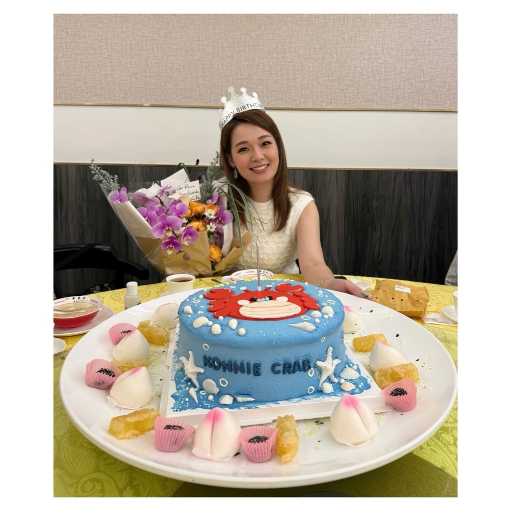 呂慧儀戴上生日帽慶祝生日。