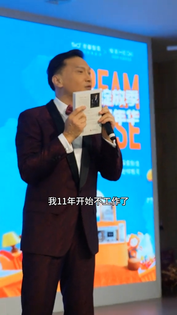 早前網上流出一段影片,見到陳錦鴻又回內地出席活動,手中拿着他將照顧兒子心得出版的書籍,向台下分享育兒心得。