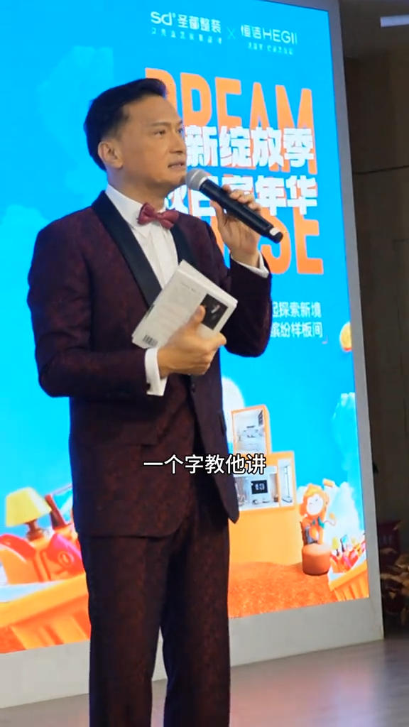 陳錦鴻在家逐個字教兒子說話,並會陪他玩遊戲、煮飯和按摩。