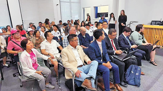 陳學理（前排左一）與科伊爾街收容所附近居民10日出席BSA會議。陳學理辦公室提供