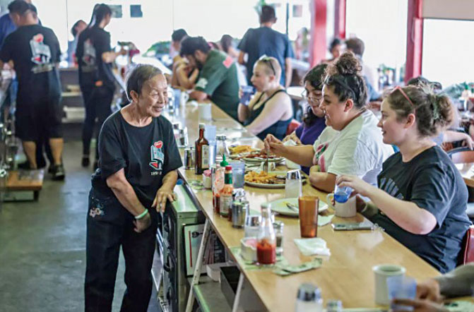 黃淑熱情地招呼客人。洛杉磯時報