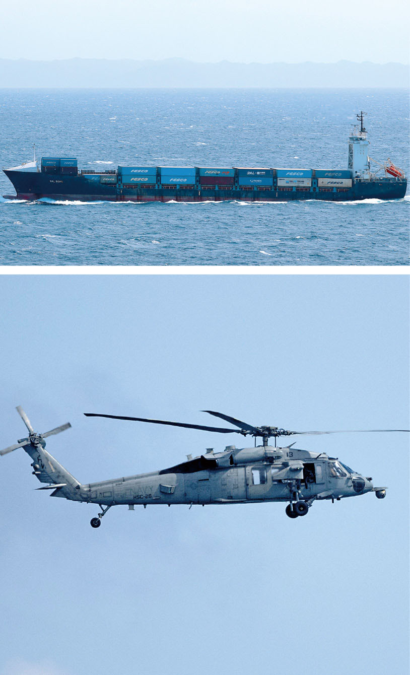 美國海軍出動MH-60直升機(下)向駛往伊朗港口的「Vela Nova」號(上)貨輪發射導彈。資料圖片
