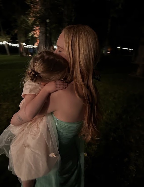 大家姐Rumer帶同女兒Louetta一起出席妹妹Tallulah的婚禮,共享溫馨時刻。