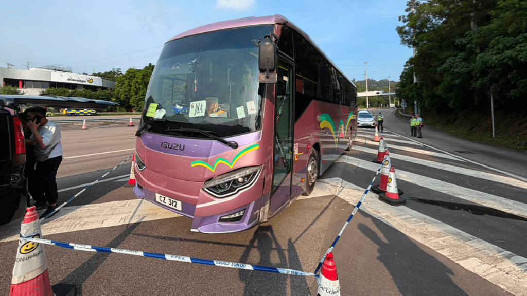 城門隧道旅遊巴撞壆 七旬司機送院不治 車上47名幼童無恙