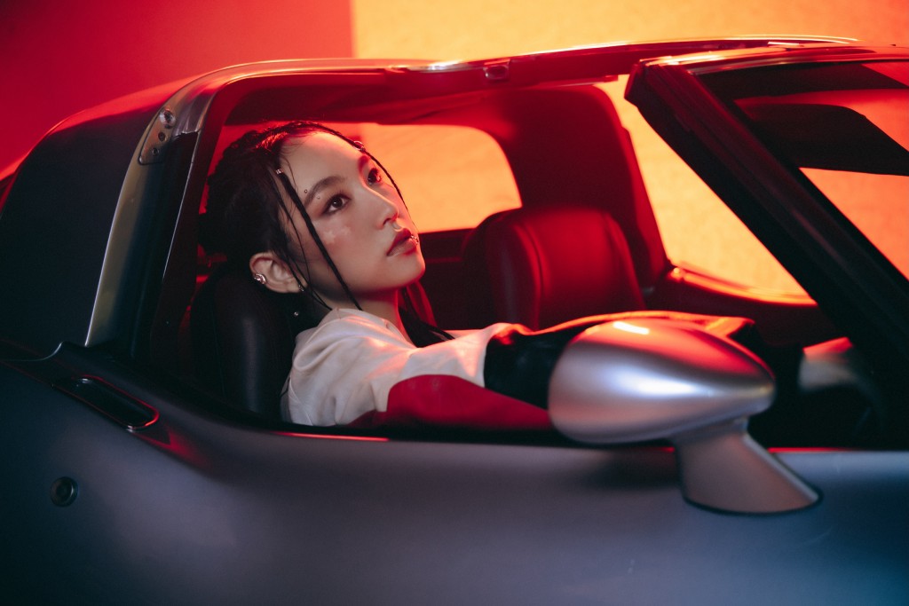 在新歌 MV 中,炎明熹變身賽車手。