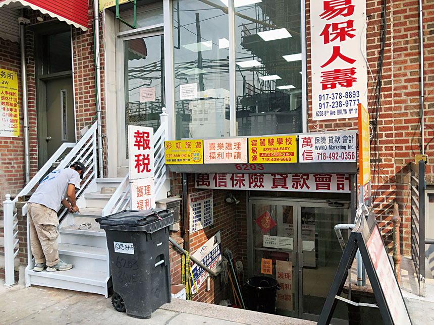 HCI人員將大批文件搬走。
