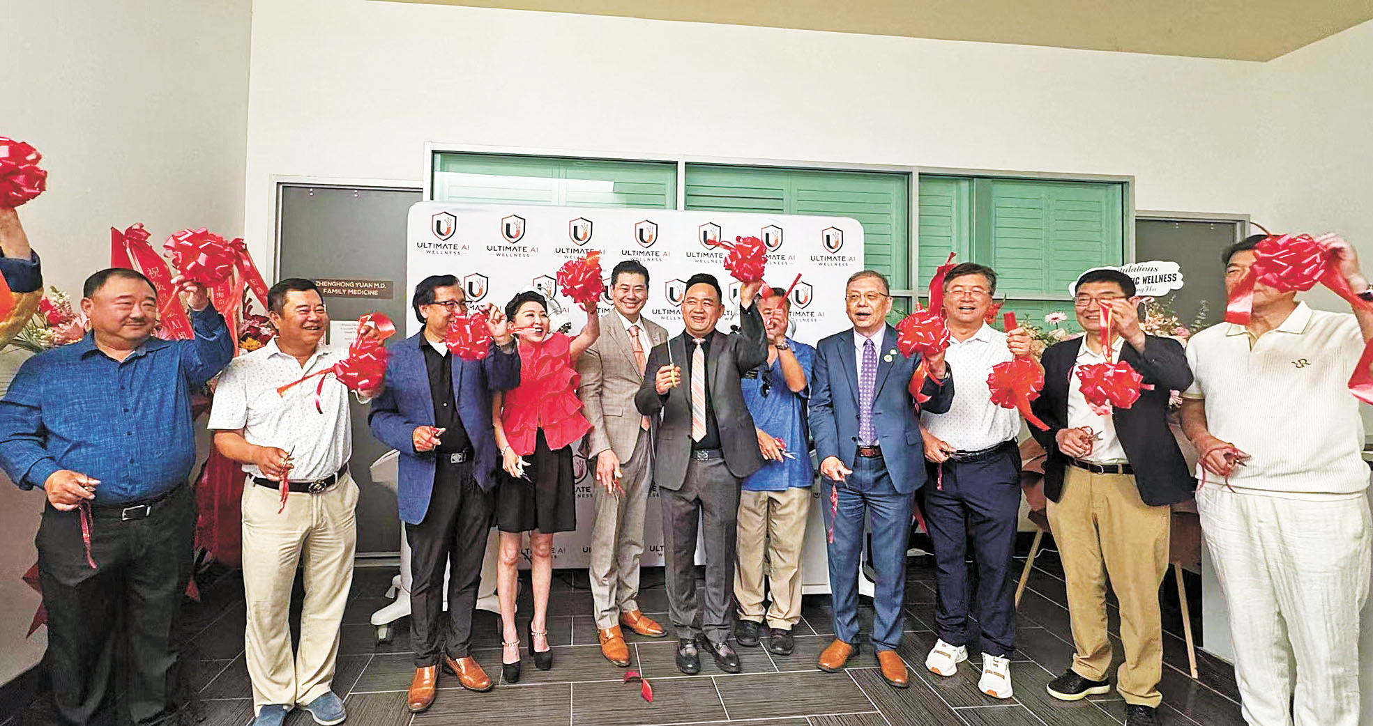 Annie Wang(左4)、顧建江(中)與嘉賓共同剪綵。記者陸新攝