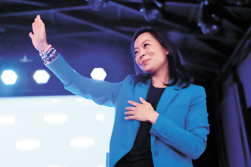 威州民主黨州長候選人洪潤貞11日初選落敗後，向支持者揮手致意。美聯社