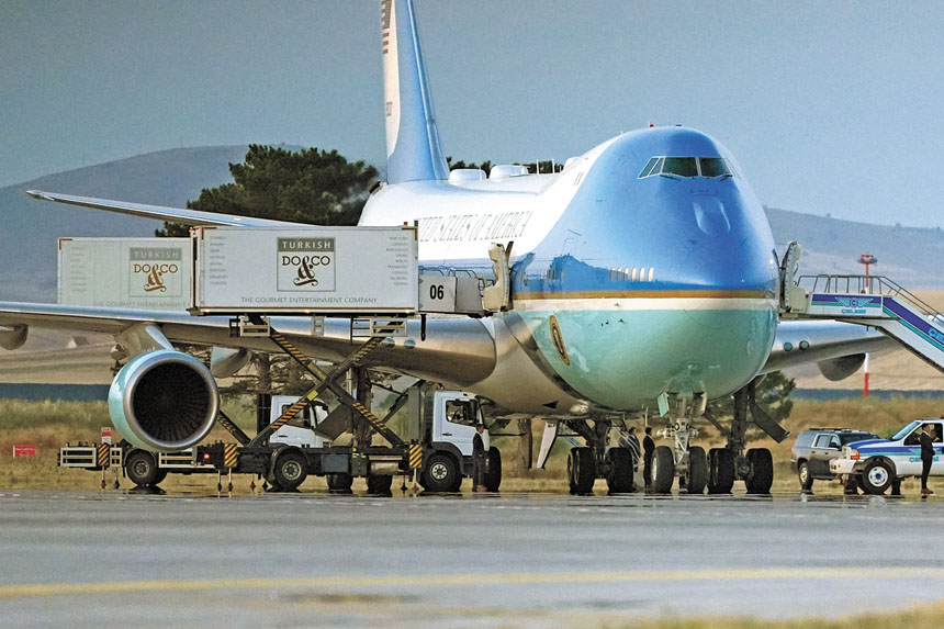 特朗普總統的車隊7月8日抵達土耳其安卡拉國際機場停機坪,此時,停在停機坪上的空軍一號旁的餐車正在等候。 美聯社
