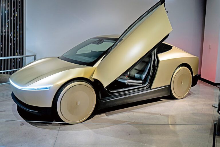 此前展出的金色特斯拉無人計程車Robotaxi。美聯社資料圖