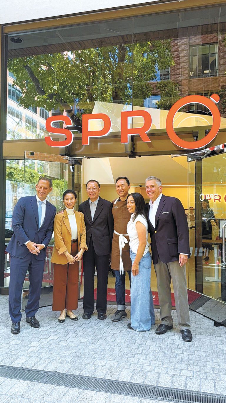 三藩市市長羅偉（左一）與市府官員及商戶代表慶祝SPRO Coffee Lab市中心Spear街新店開張。市長辦公室提供