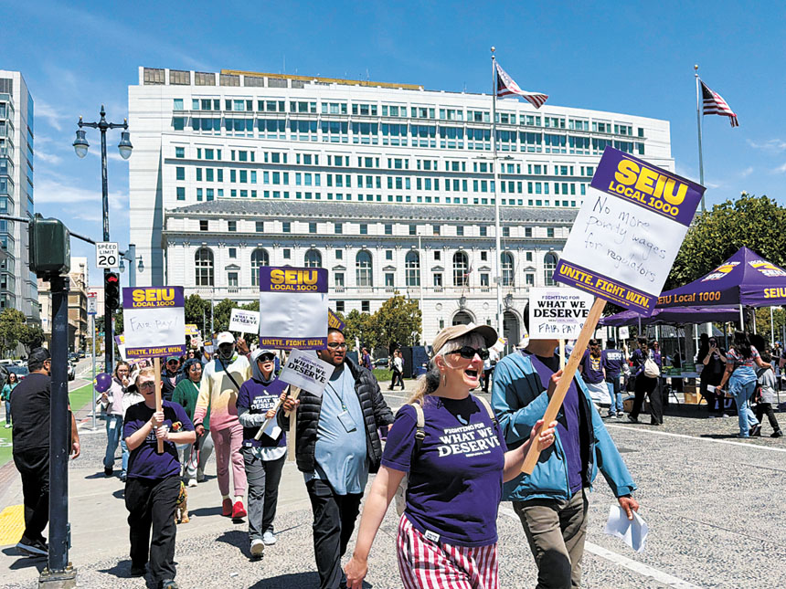 SEIU Local 1000工會成員高舉「公平薪酬」等標語,要求州政府盡快達成新勞資合約。記者蘇婕雅攝