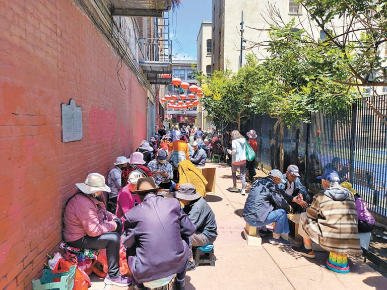 難為在香雅巷打撲克的長者無處解決人有三急。記者黃偉江攝