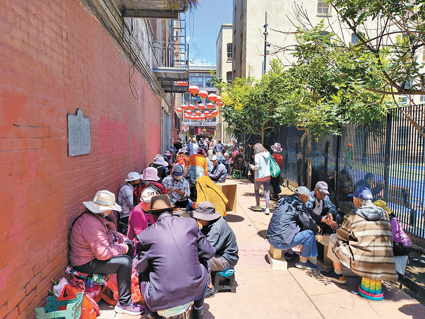 難為在香雅巷打撲克的長者無處解決人有三急。記者黃偉江攝