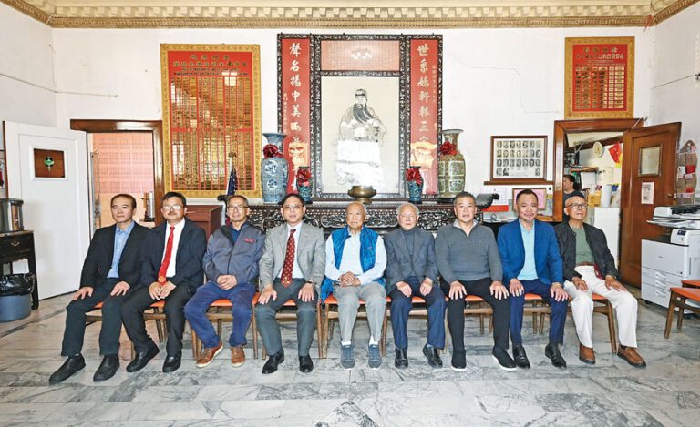 遡源總堂顧問團、主席團；原宗公所主席團在禮堂合影。馬紅兵攝