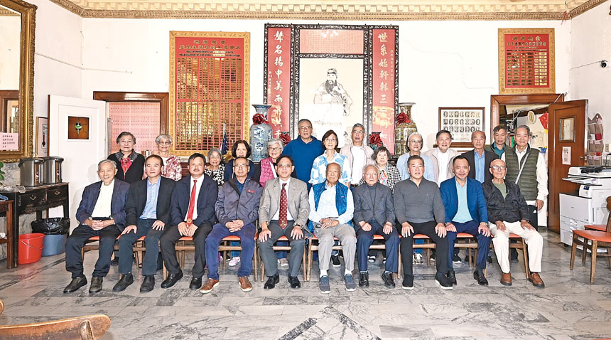 遡源總堂顧問團、主席團；原宗公所主席團暨職員宗親及夫人合影。馬紅兵攝